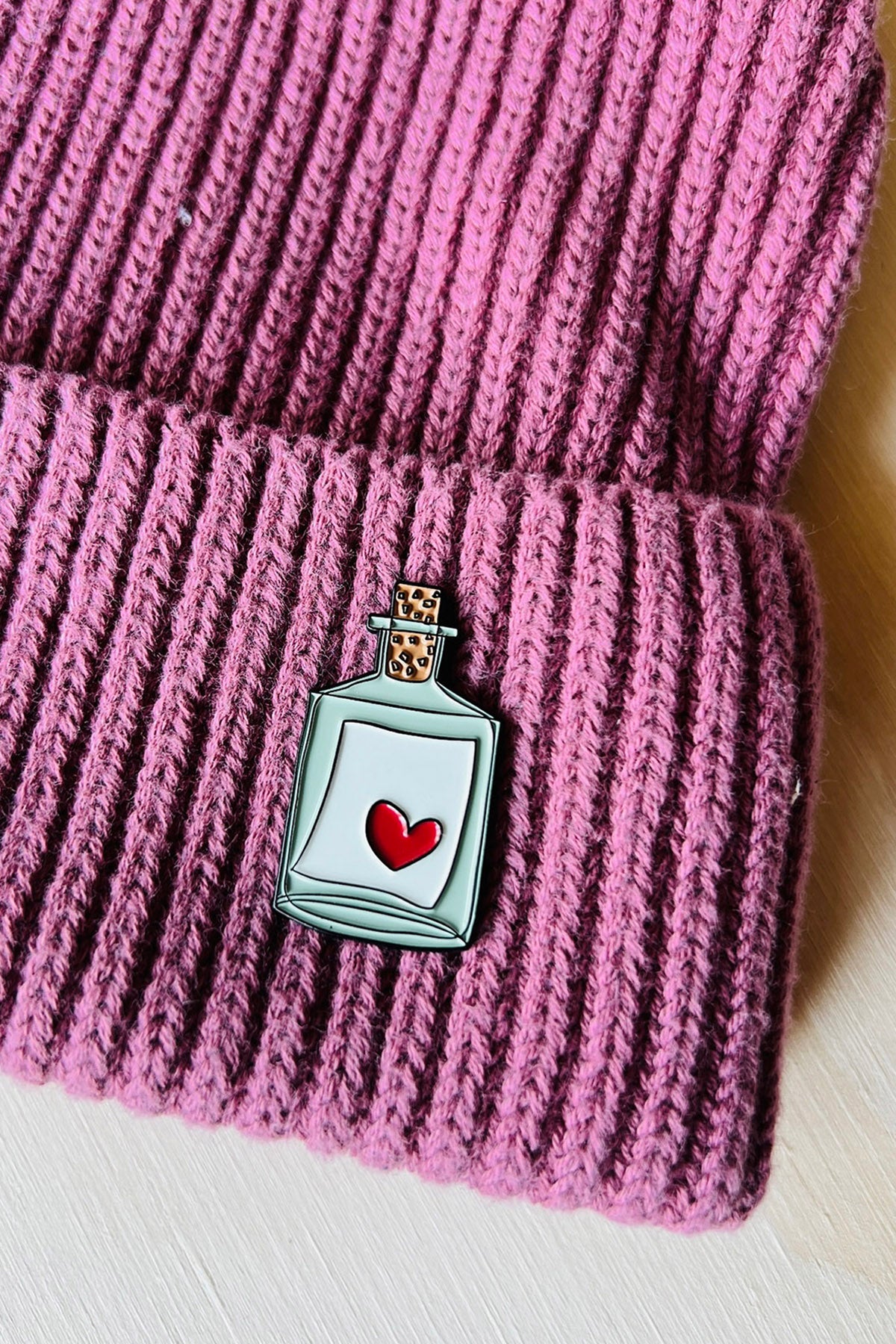 Organic Beanie med "Message in a bottle" pin