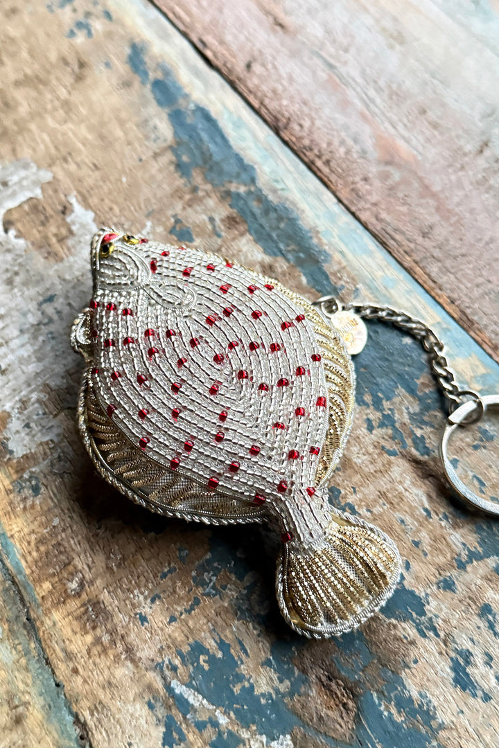 Perlebroderet nøglering "Rødspætte"