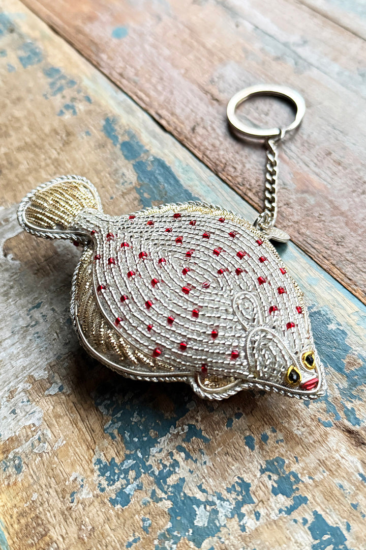 Perlebroderet nøglering "Rødspætte"