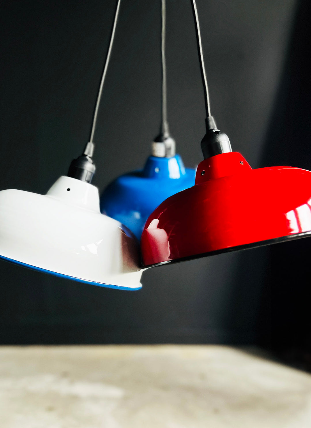 Enamelled metal lamp