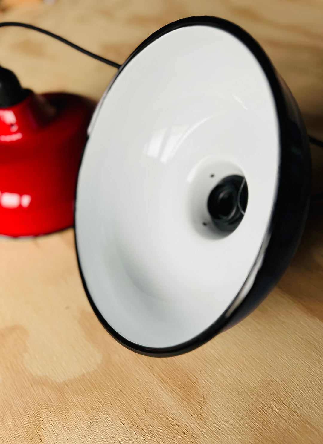 Enamelled metal lamp