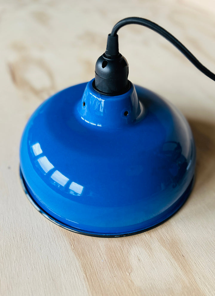 Enamelled metal lamp