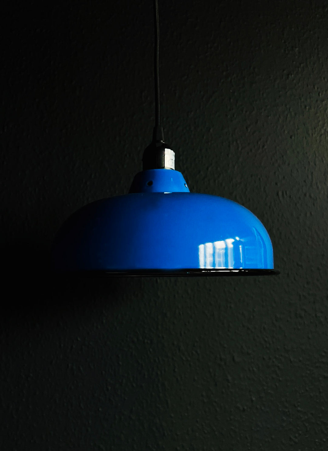 Enamelled metal lamp
