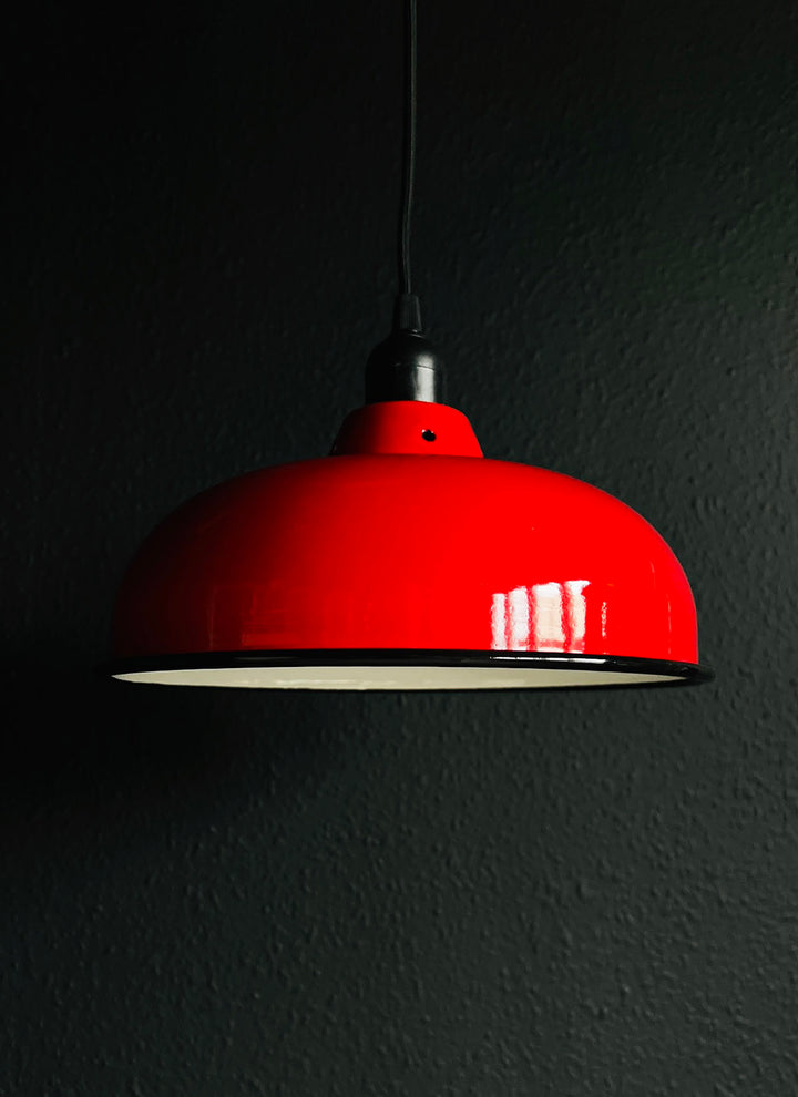 Enamelled metal lamp