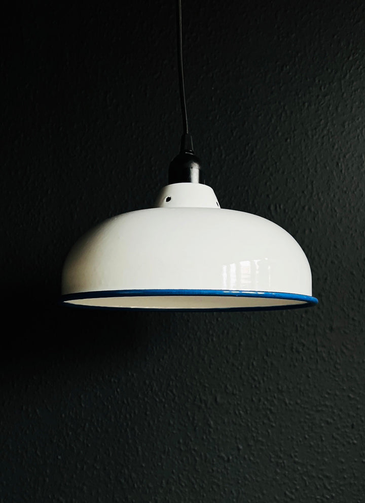 Enamelled metal lamp