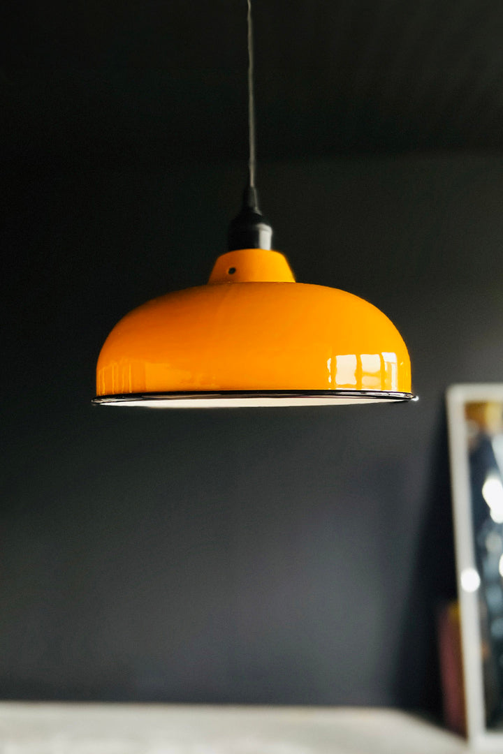 Enamelled metal lamp