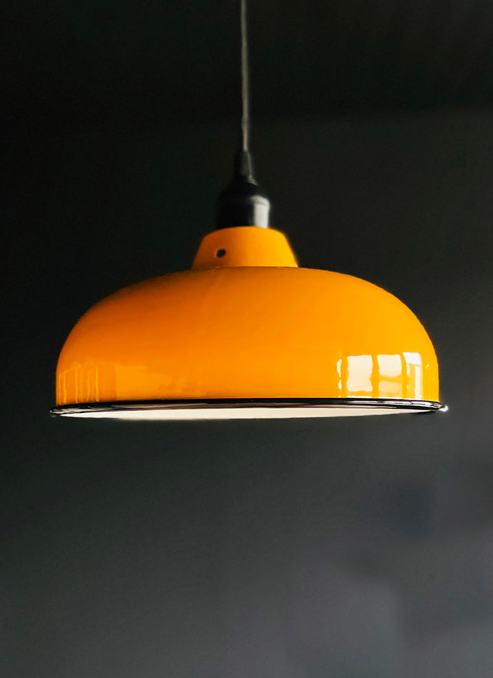 Enamelled metal lamp
