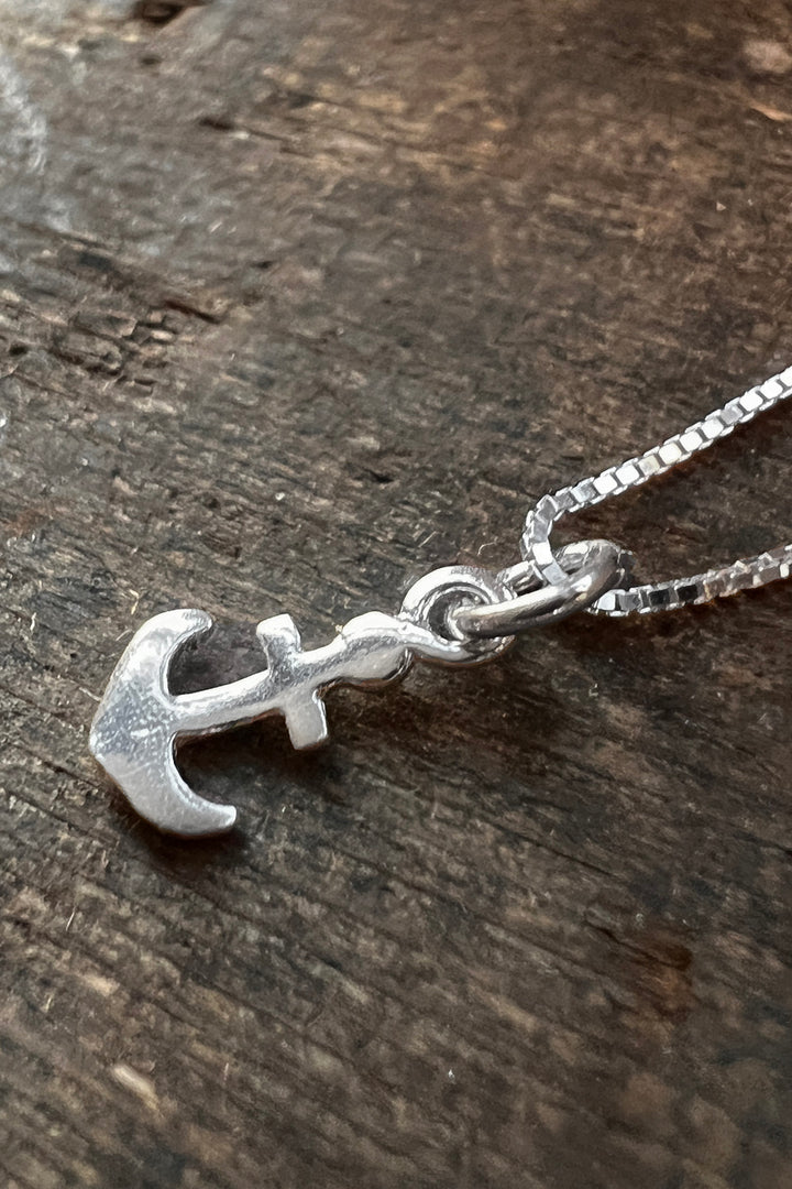 Mini anchor necklace