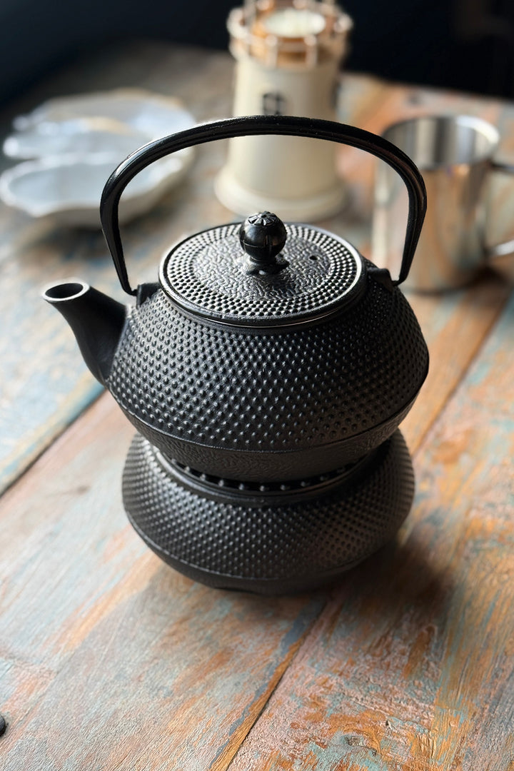 Cast iron teapot including heater