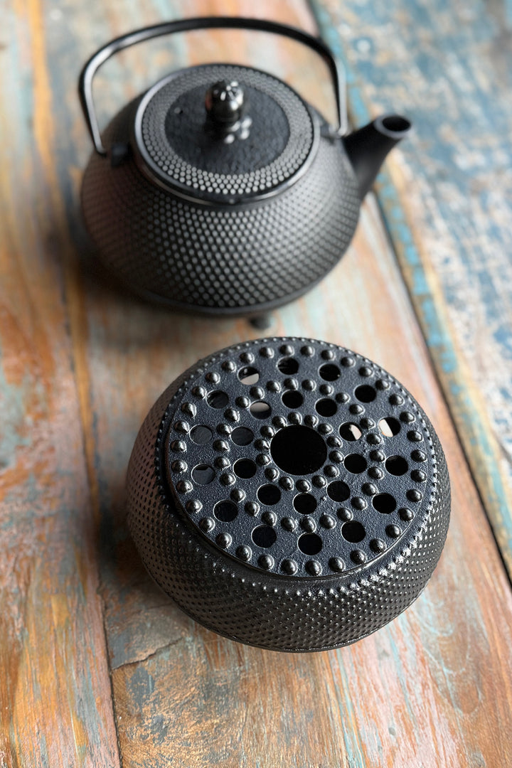 Cast iron teapot including heater