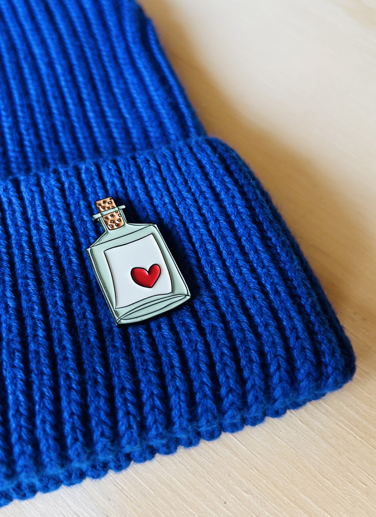 Organic Beanie med "Message in a bottle" pin